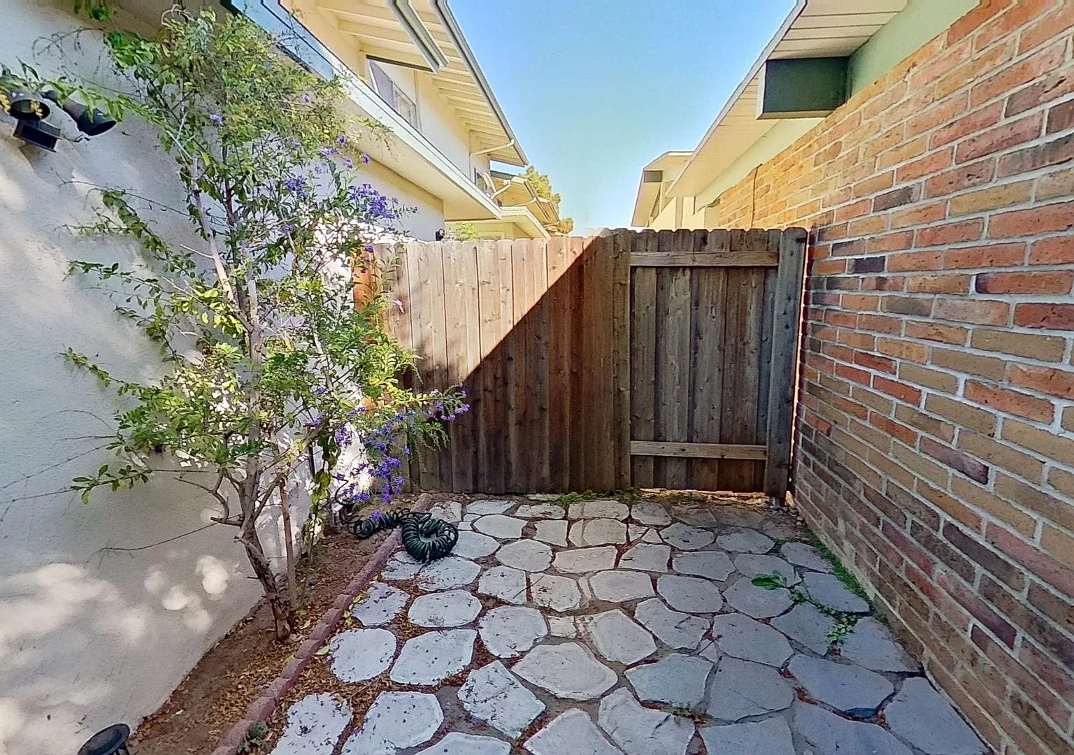 Spacious downtown 2-bedroom/ 1.5-bathroom Condo Available Now — Photo 4