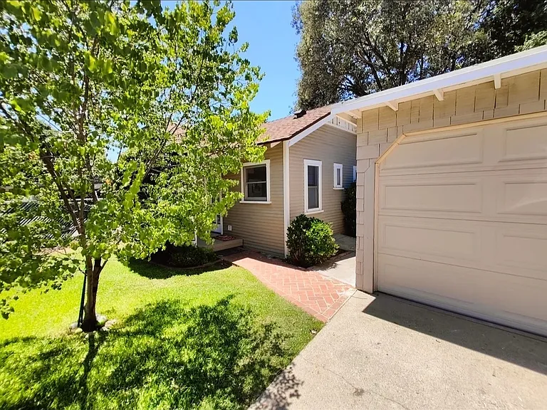 103 S Meridith Ave — Photo 2