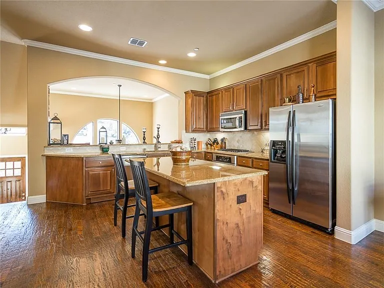 5733 Lois Ln — Photo 3