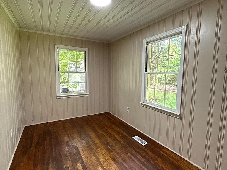 610 N McLemore Ave — Photo 8