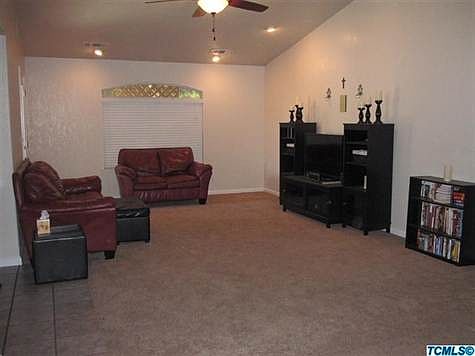 Large living room w/exit door to backyard