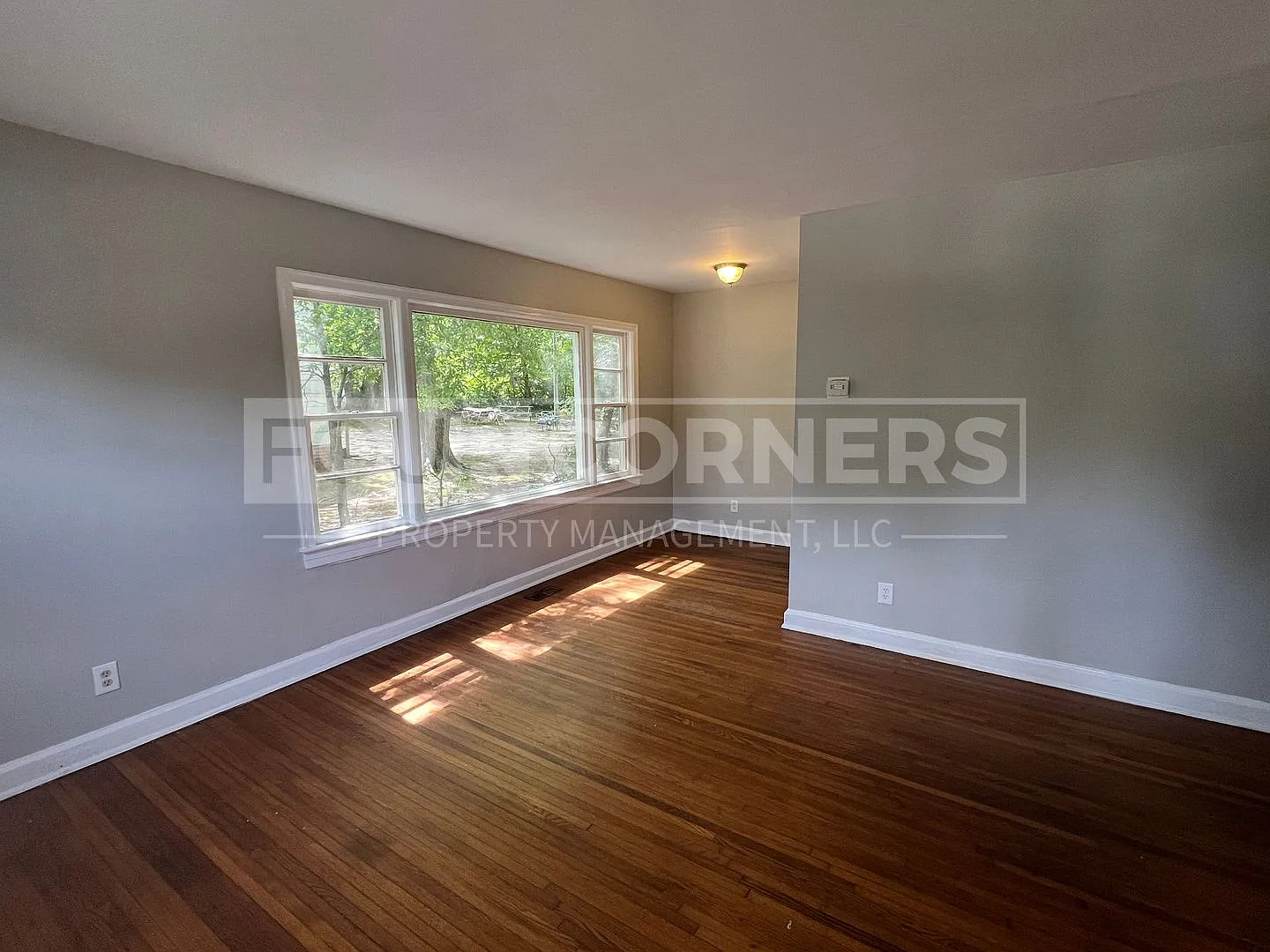 Lovely 2 Bedroom 1 Bath Home — Photo 2