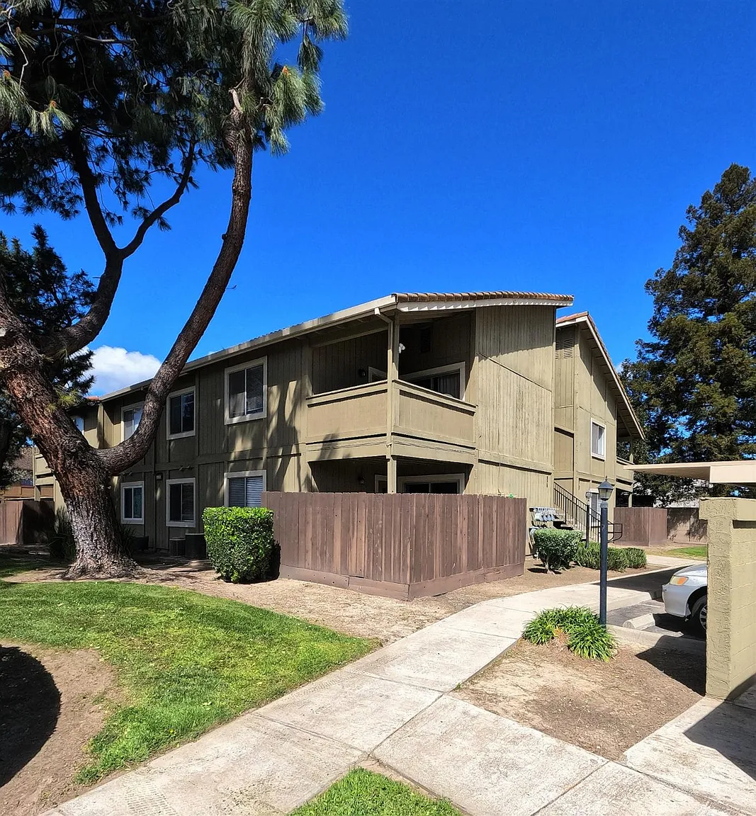 480 Cherry Ln APT A photo 1