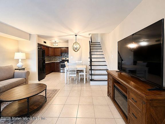4th image of 21 Wolkoff Ln