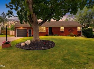 11 James Dr, Loudonville, NY 12211