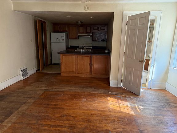 5th image of 1030 Foster St