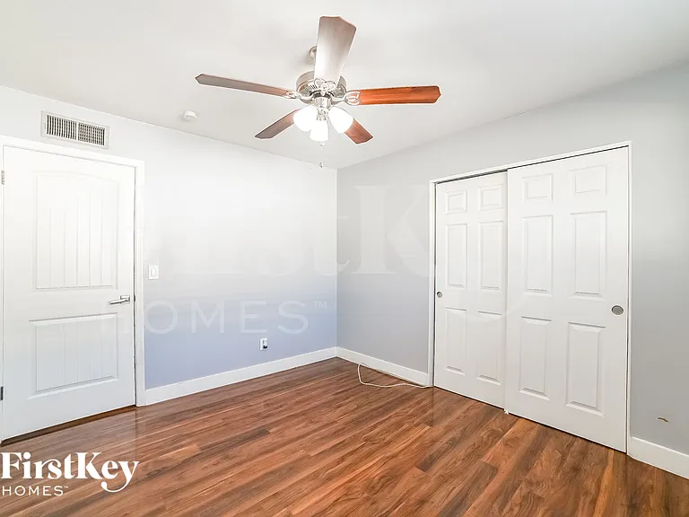 1519 W 6th St — Photo 11