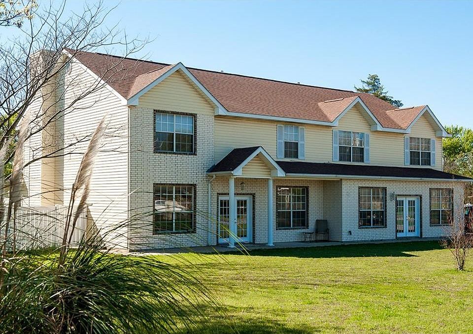 1st image of 302 Victorian Dr