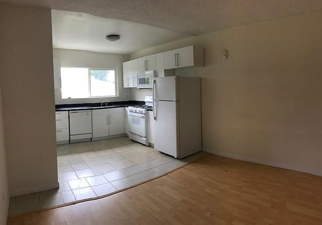 1st image of 5860 Hazeltine Ave #90
