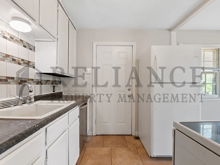 1555 N Northeast Pkwy — Photo 16