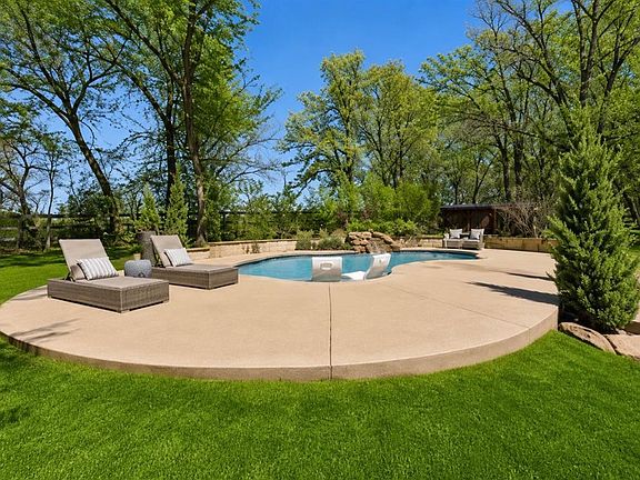 3rd image of 2216 Crestwood Dr