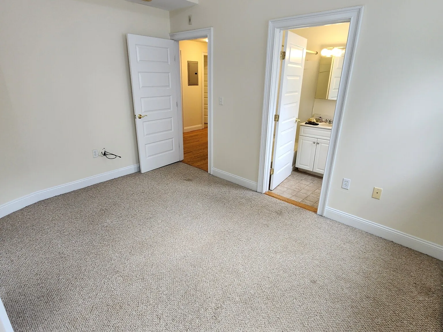 2 bed, 9999 sqft, $3,300 — Photo 4