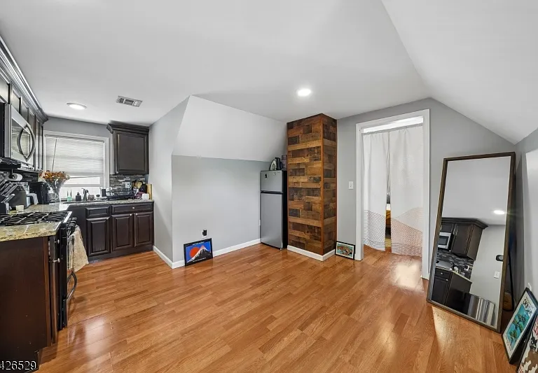 133 Franklin Ave — Photo 8