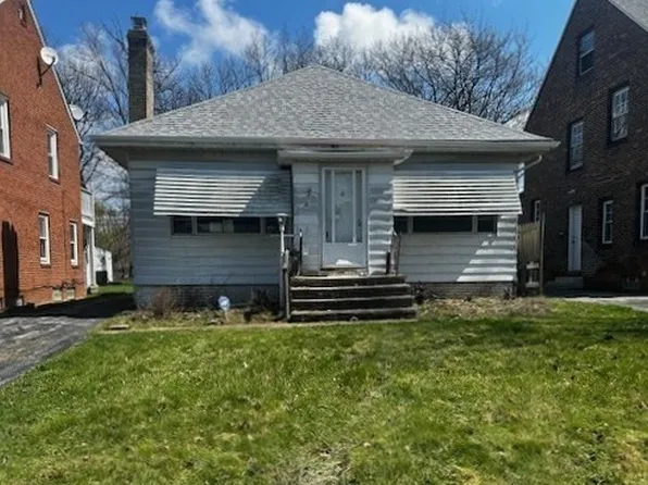 2239 Barrington Rd, University Heights, OH 44118