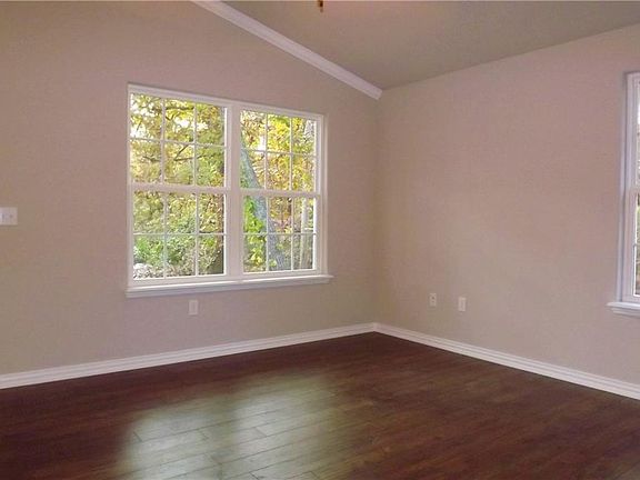3rd image of 8 Daggett Ln