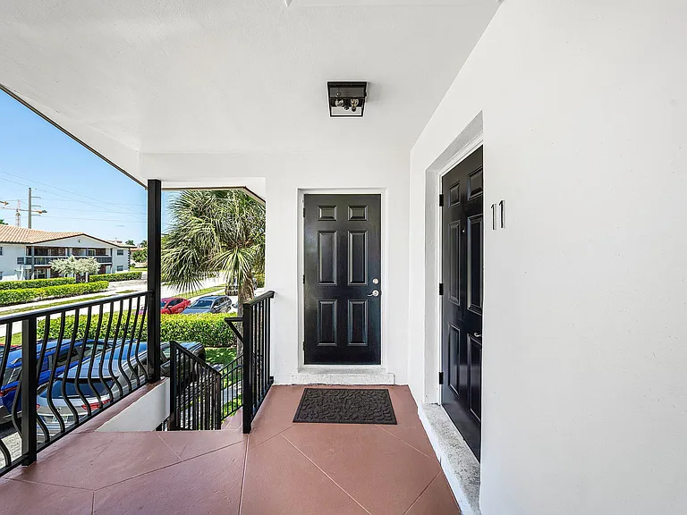 240 SW 7th St #11 — Photo 2