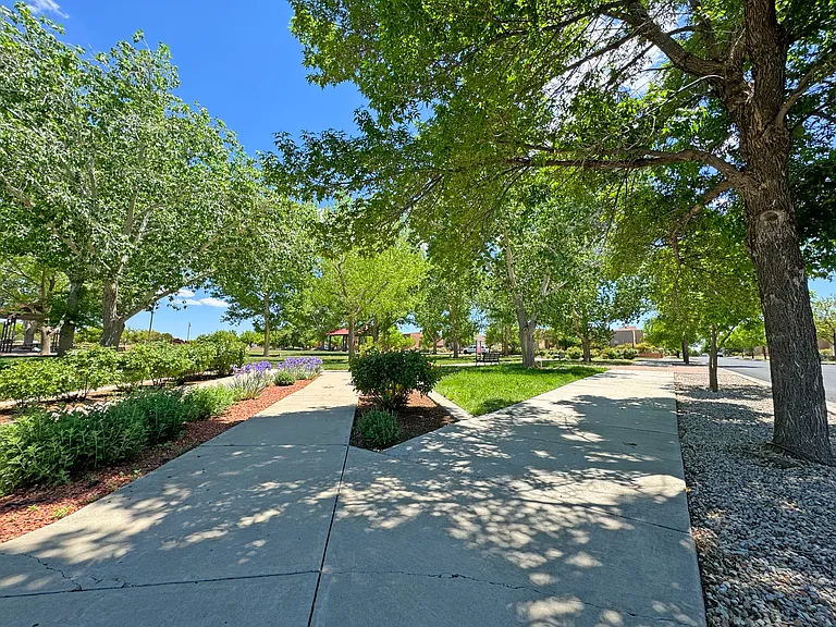 2 Wood Flower Pl — Photo 16