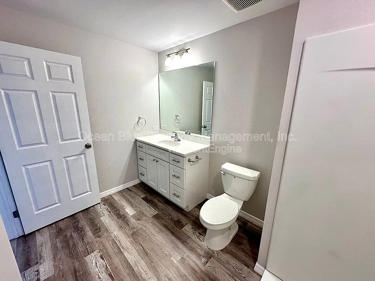 Royal Palms Apartments — Photo 24