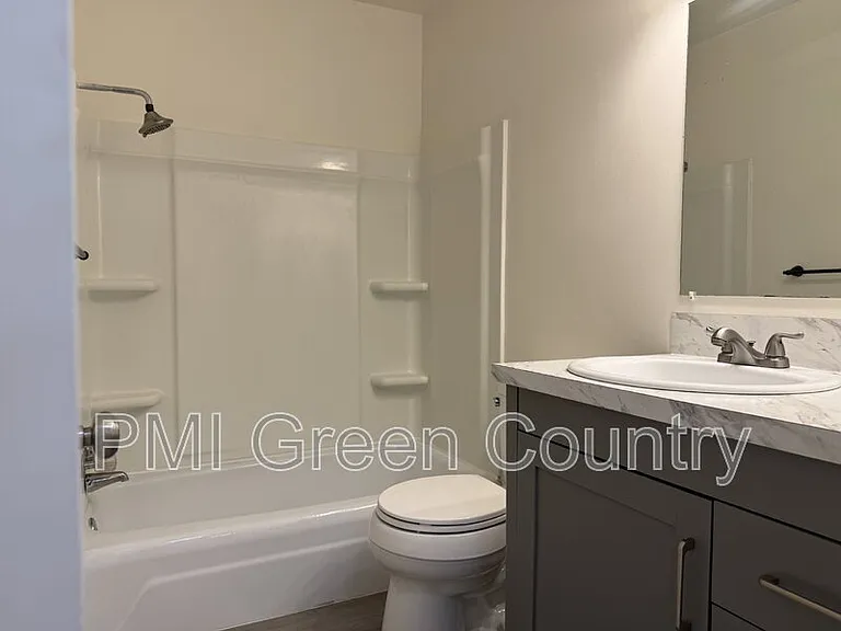 4704 S Darlington Ave #D6 — Photo 8