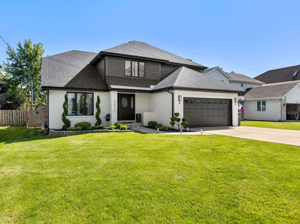 316 Oak Meadows Dr, Wood Dale, IL 60191