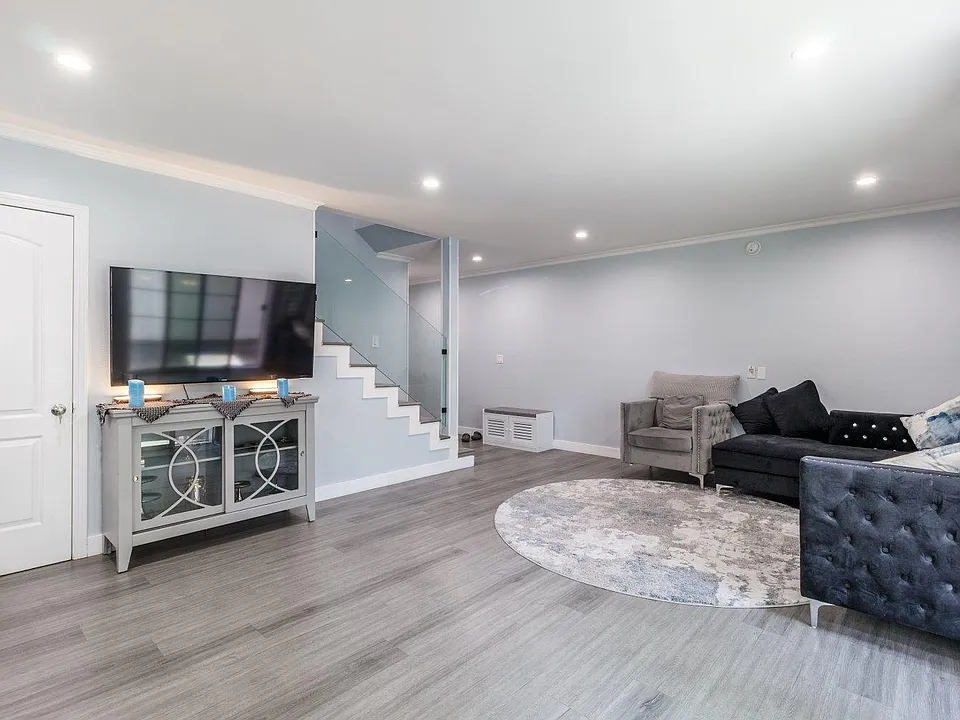 7046 De Celis Pl #6