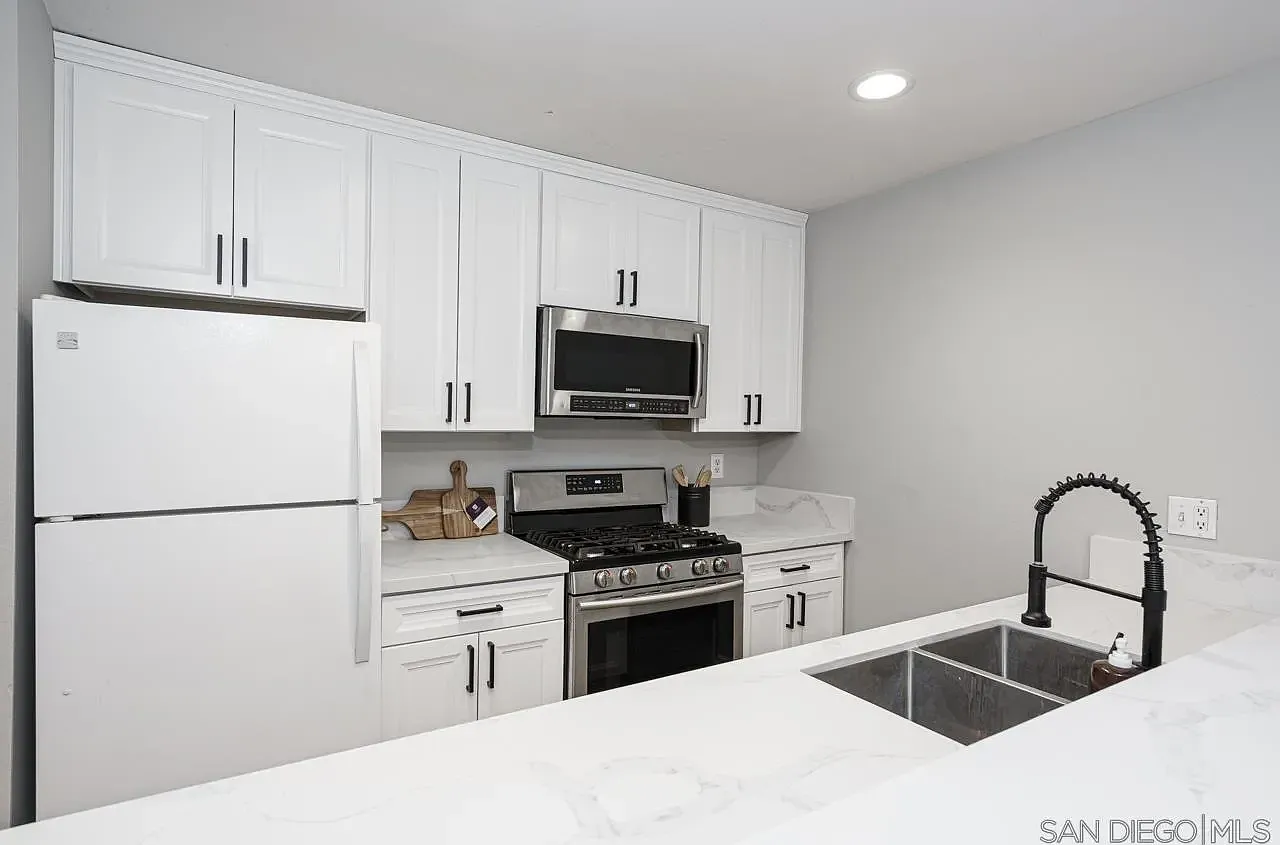 2 bed, 2.0 bath, 950 sqft, $3,600 — Photo 3