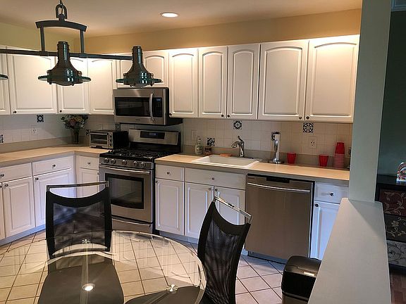 3rd image of 293 Erin Ln