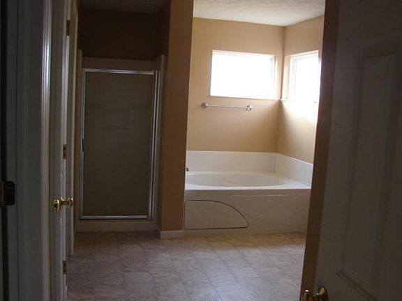 5th image of 943 Brookwood Dr