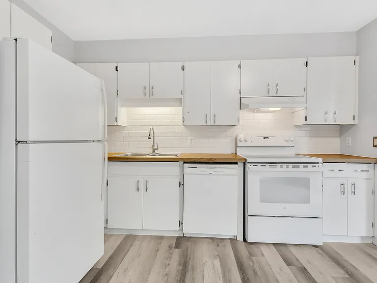 24 Taft Cres — Photo 3