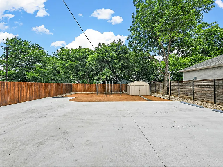 2717 Townsend Dr — Photo 33