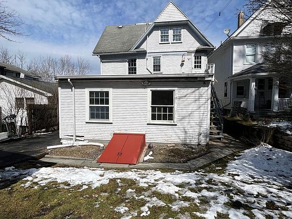 4th image of 940 Woodlawn St Floor 1