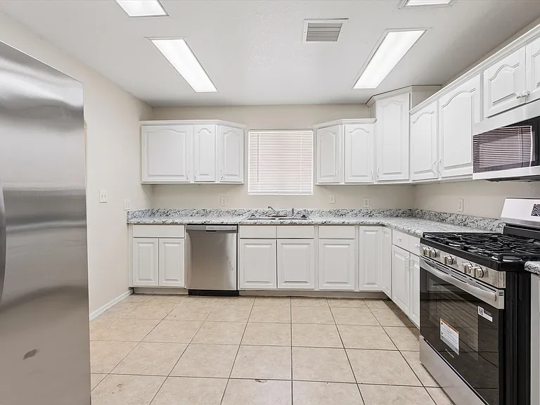 735 E South Mountain Ave — Photo 1