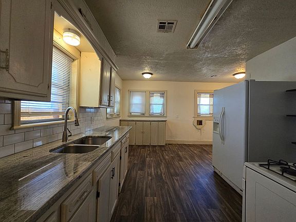 2nd image of 617 N Bonita Ave