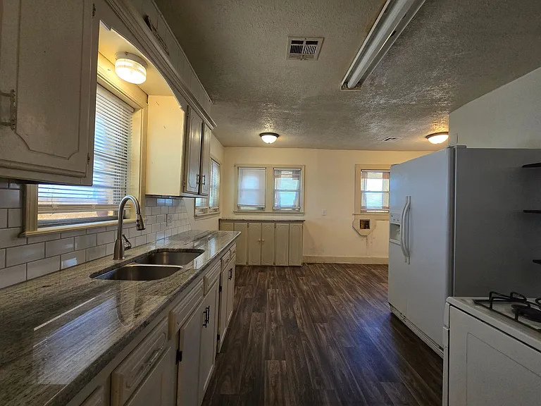 617 N Bonita Ave — Photo 2