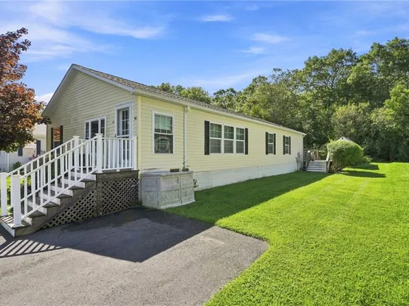 40 Blackbird Ct, Tiverton, RI 02878