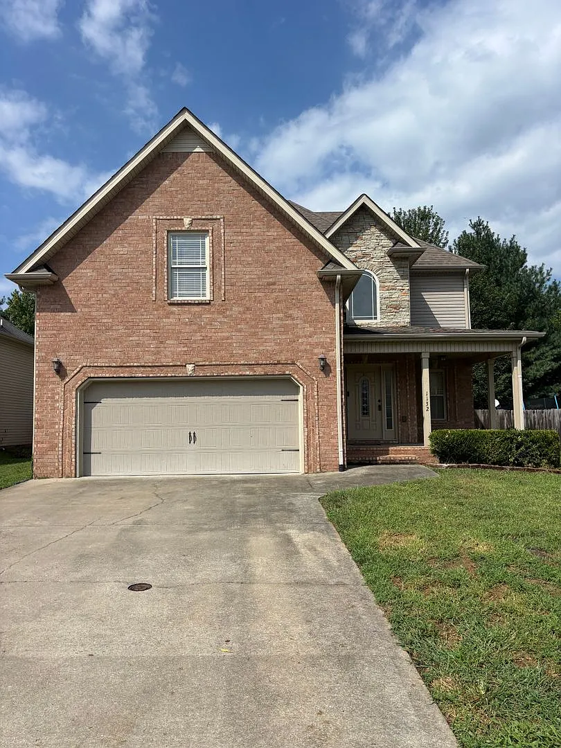 Spacious 4-Bedroom Home with Fenced Backyard Near Fort Campbell — Photo 1