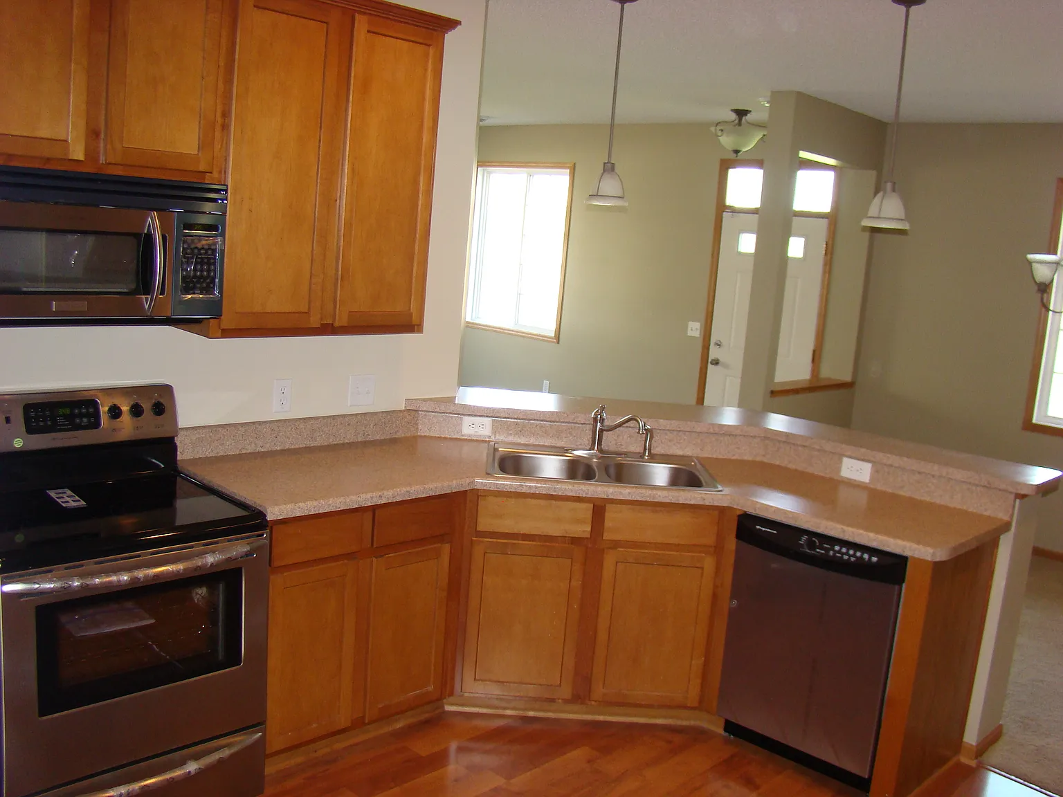 3 bed, 1.5 bath, 1652 sqft, $2,150 — Photo 2