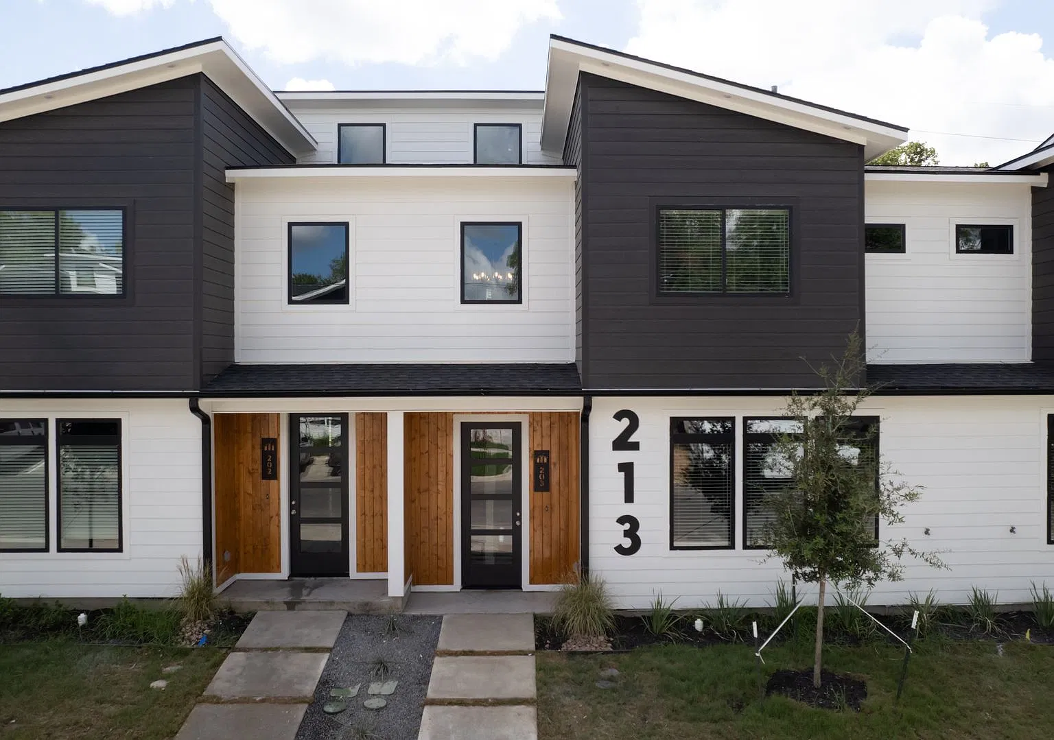 Luxury Modern Townhome-Pre-leasing Fall 2027 — Photo 2