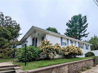 4 Mallove Dr, New London, CT 06320