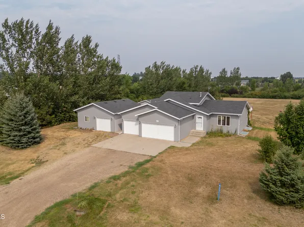 8431 Sage Dr, Bismarck, ND 58503