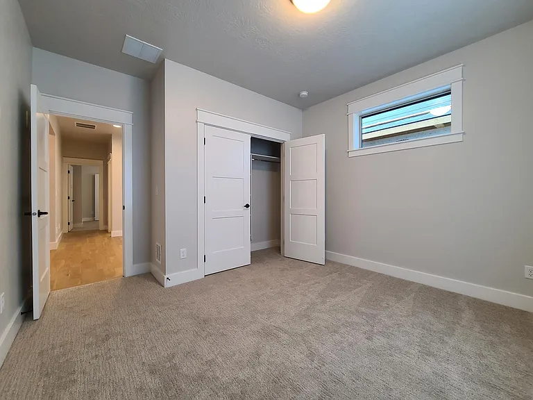 409 S Hamlin Ln — Photo 16