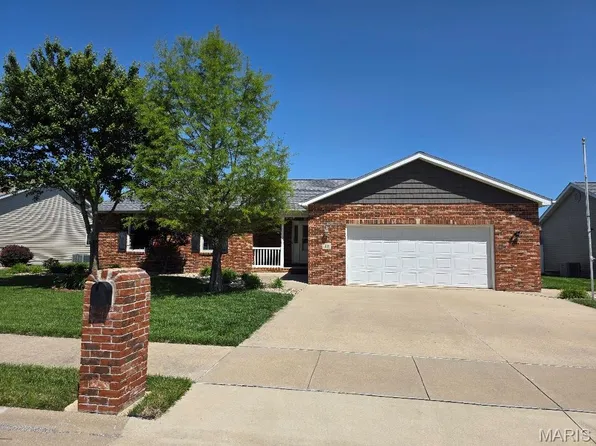 140 N Harvest Crest Ct, Highland, IL 62249