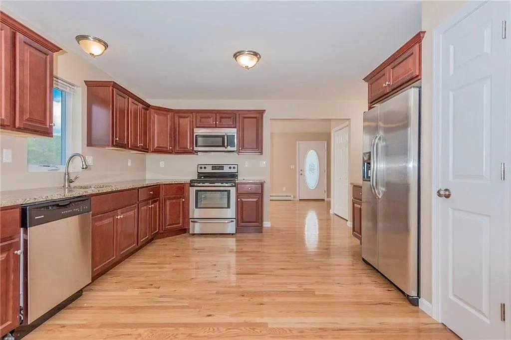 3 bed, 1.5 bath, 1600 sqft, $2,400 — Photo 3