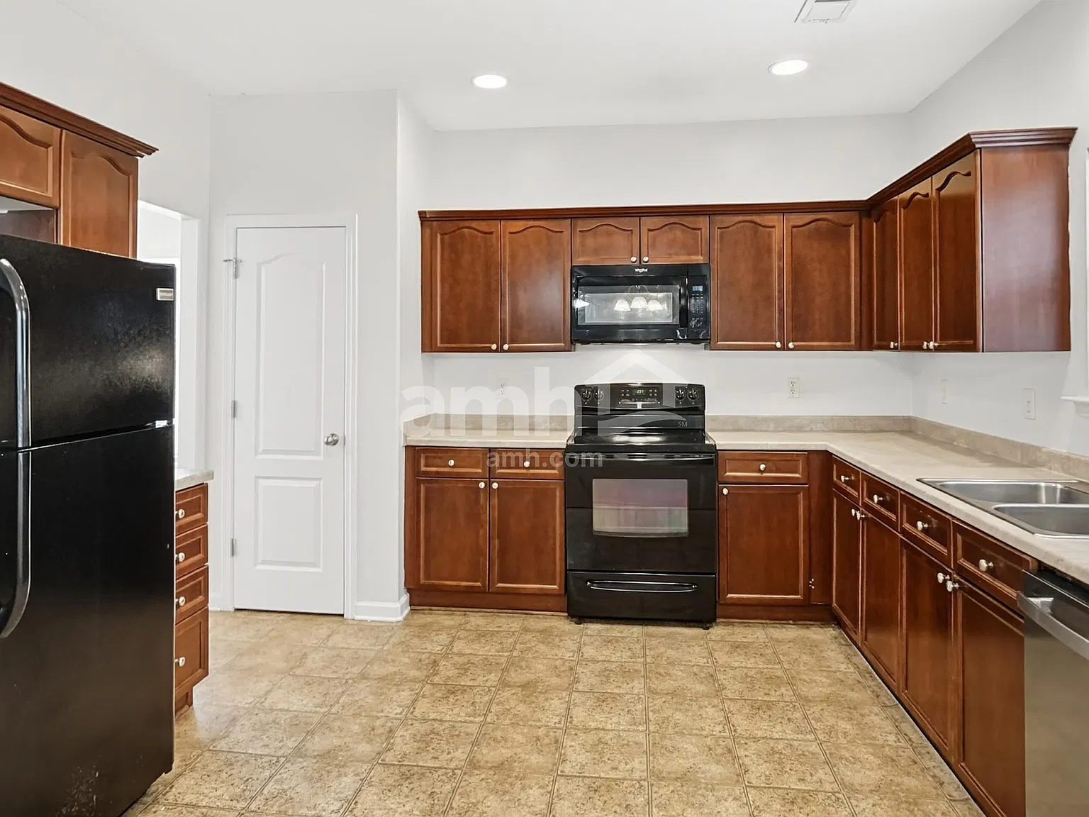3 bed, 2.5 bath, 2076 sqft, $2,490 — Photo 3