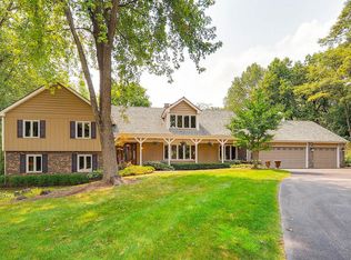 33 Bruce Cir N, Hawthorn Woods, IL 60047