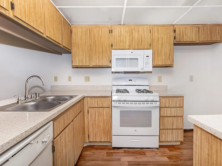 Huntington Lakes Apartments — Photo 11