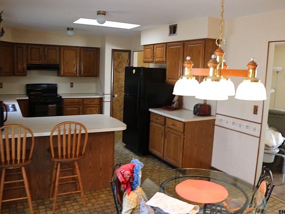 5th image of 14 Oakwood Dr W