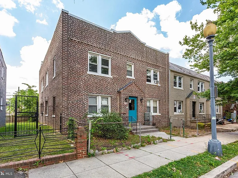1243 Queen St NE #3 — Photo 1