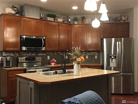 Large Kitchen with amazing island!! 