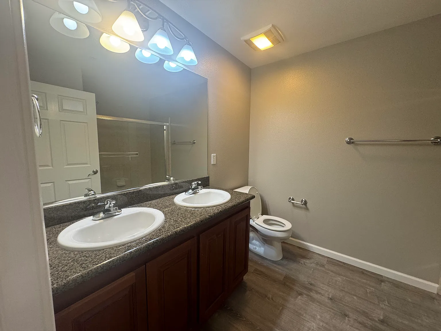 2 bed, 888 sqft, $2,299 — Photo 4